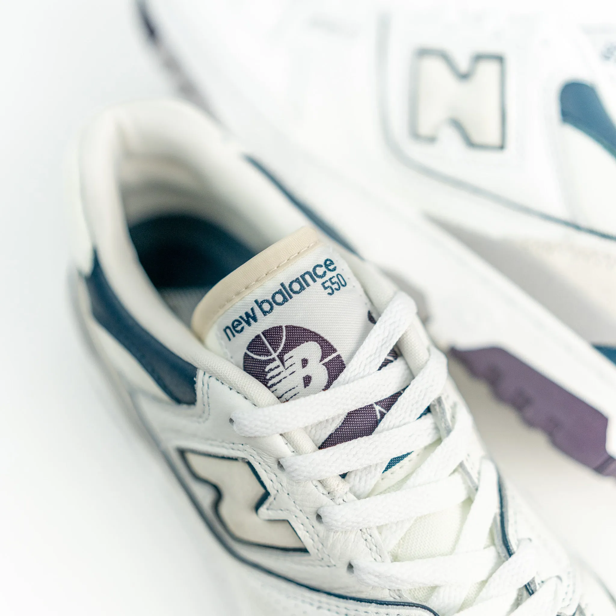550 WHITE | DARK TEAL