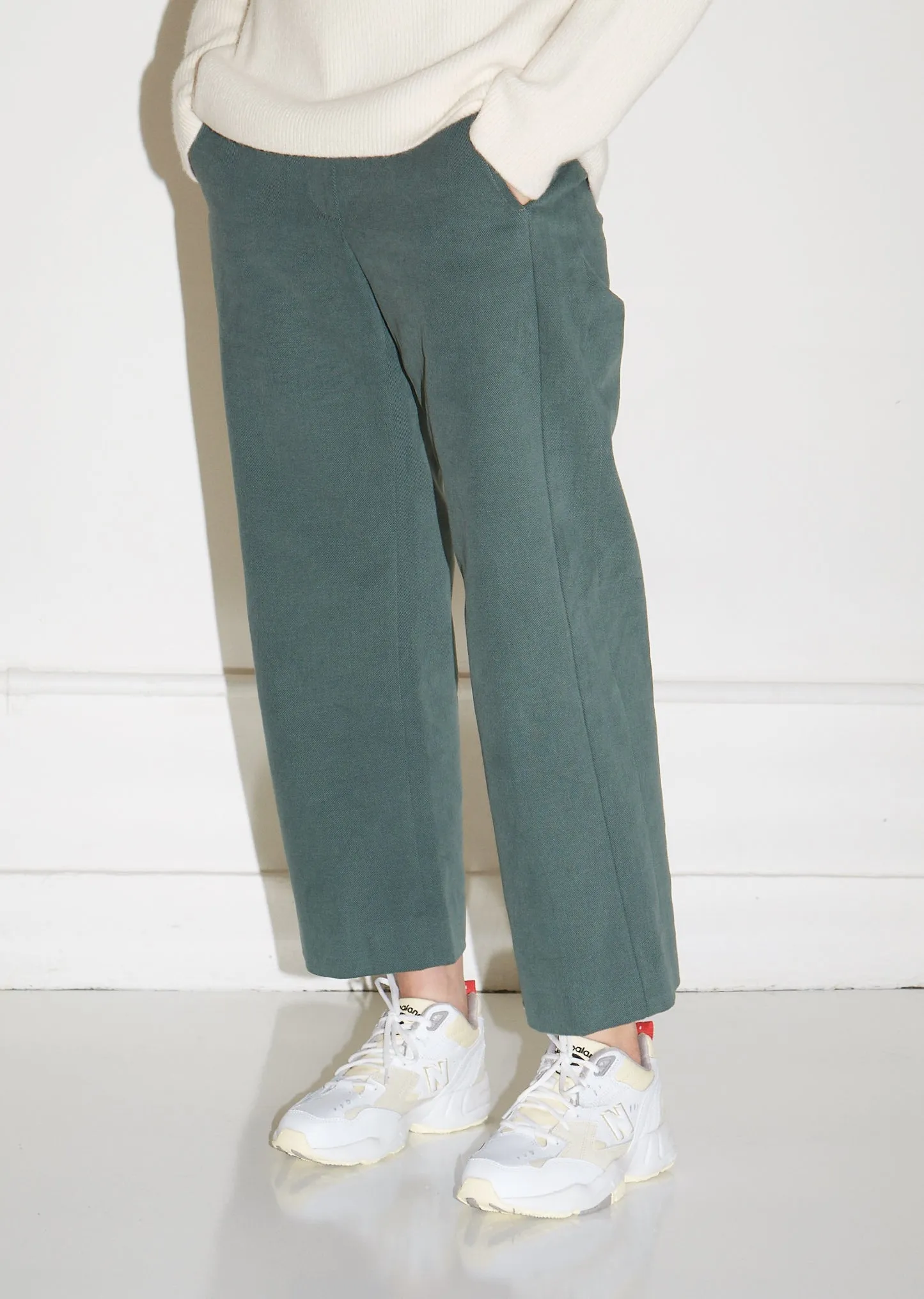 608v1 Sneakers