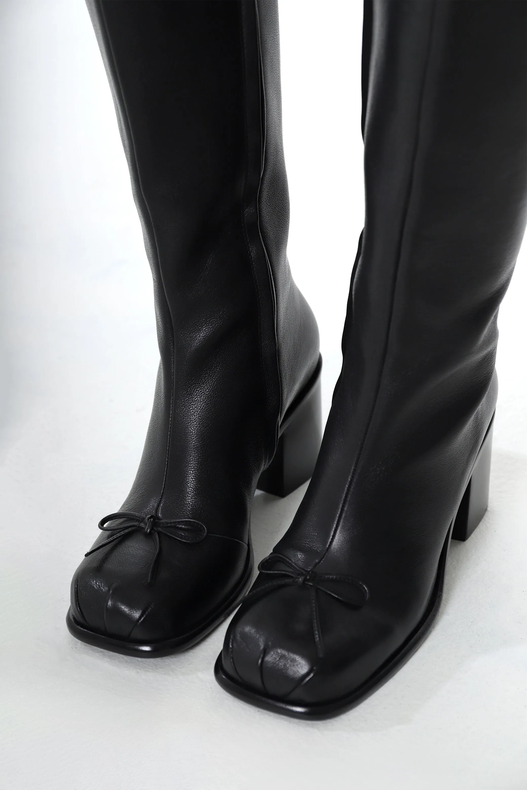 KNEE HIGH POINTE BOOT IN BLACK